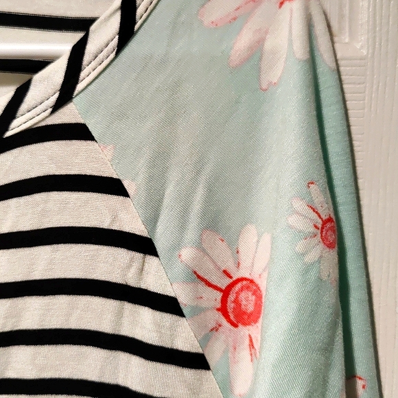 Adorable stripe and flower top by Honeyme - Picture 2 of 5